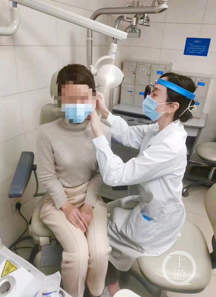 ▲陆军军医大学西南医院耳鼻喉科专家何亚正在帮一位常用耳机的年轻女孩检查耳朵