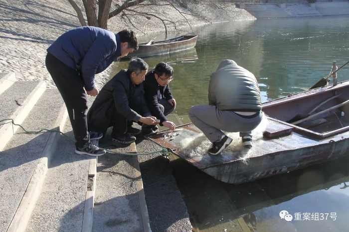 2017年，李博和同事在密云区遥桥峪水库，采集捕捞细鳞鲑。受访者供图
