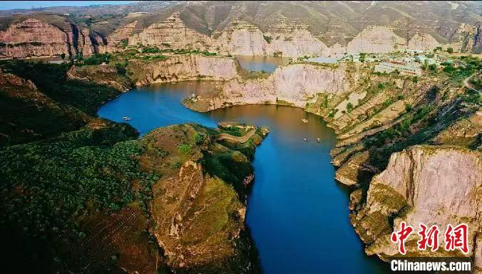 人在车中坐，车在画中游。　山西文旅融媒体中心供图