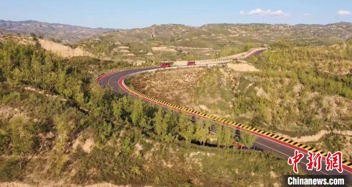 随着公路进村，村民饲养的牲畜、种植的农产品可及时售卖，村民们日子越过越红火。　山西文旅融媒体中心供图
