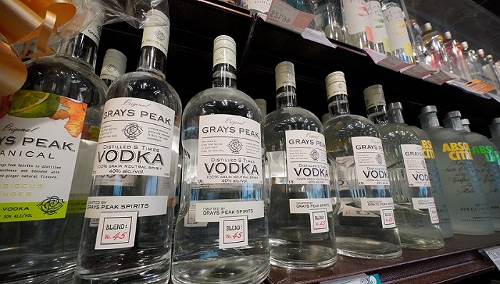 　2022年2月28日，美国佛罗里达州，在当地准备出售的伏特加。图片来源：视觉中国