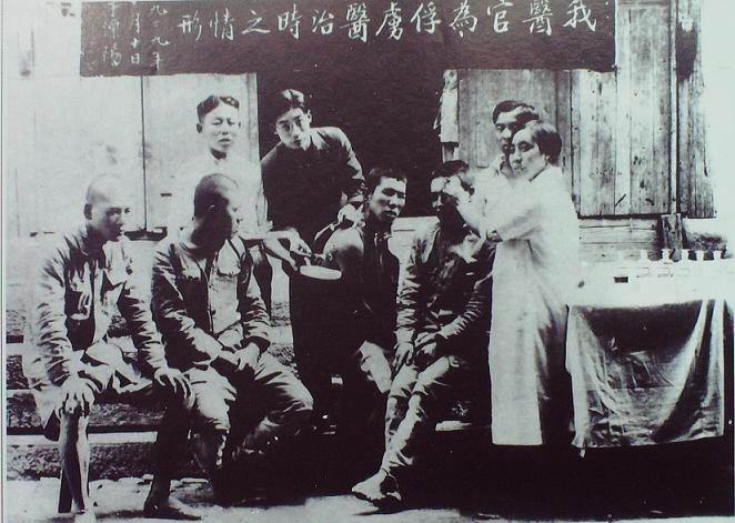 新四军卫生人员为俘虏提供治疗