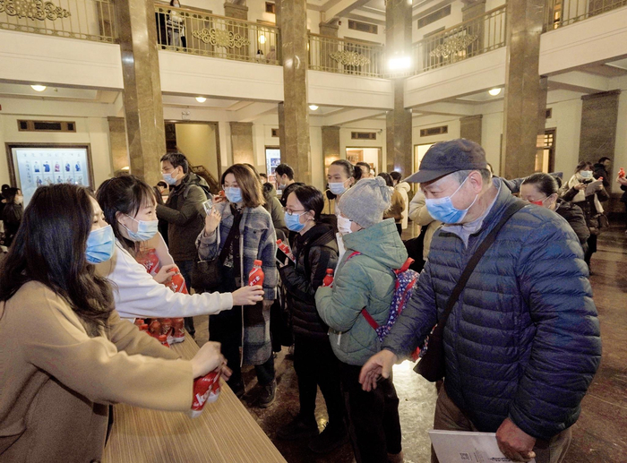 演出开始前，观众领取带有当地特色的饮料。重庆市话剧院供图