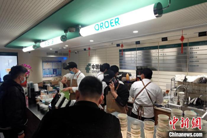 图为市民游客走进邮局咖啡店消费。　李思源 摄