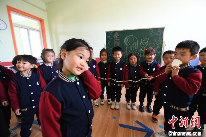 图为3日上午，成安县一幼儿园内，孩子们正在体验“耳朵听一听”活动。　武成军 摄