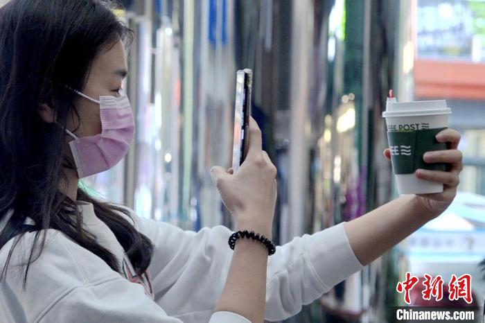 图为市民前往邮局咖啡店打卡拍照。　李思源 摄