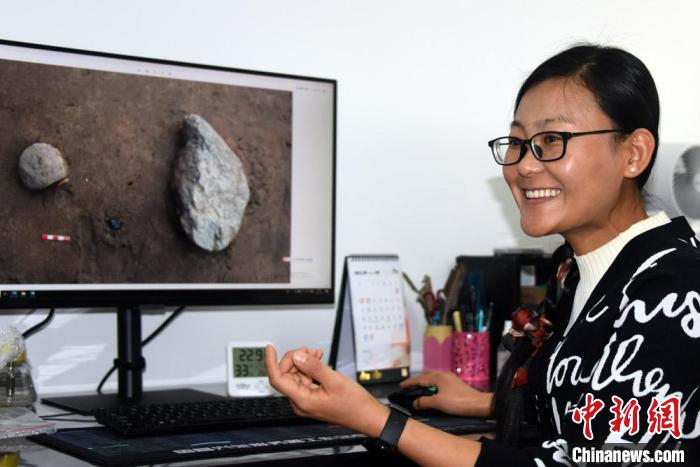 杨石霞接受采访介绍研究成果。　中新社记者 孙自法 摄