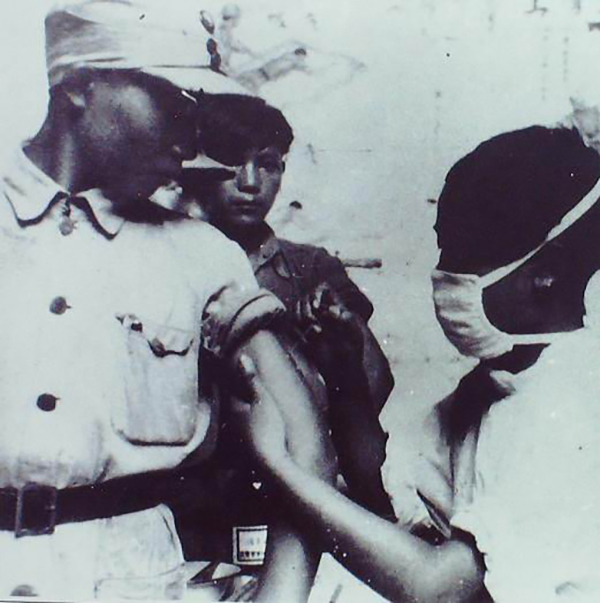 女医生苏和为战士接种牛痘