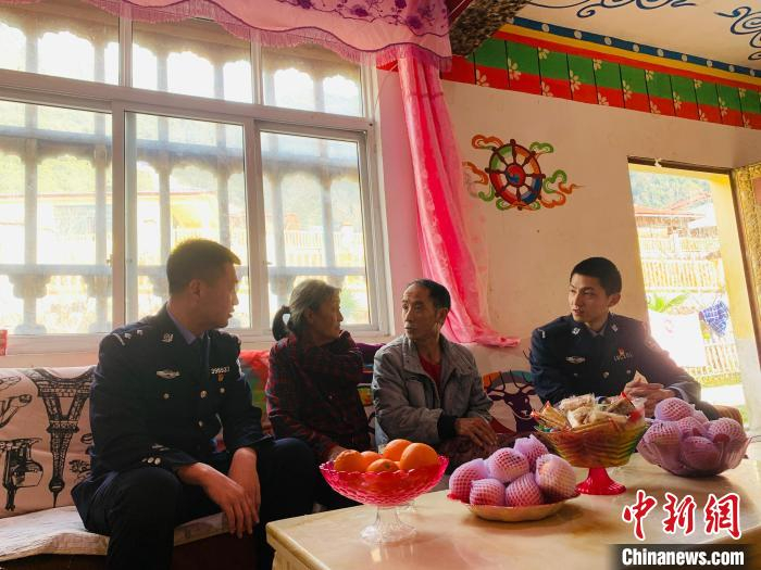 图为林芝达木边境派出所民警在藏历年期间走访辖区民众。　  吴金 摄