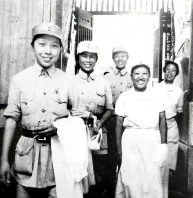 新四军护士：（左起）郑素文、赵国宝、张婉、金鼎、毛铮