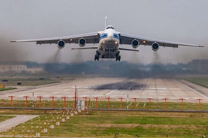起飞中的安124运输机，世界上的第二大运输机（图：地生硕鼠黑水畔）