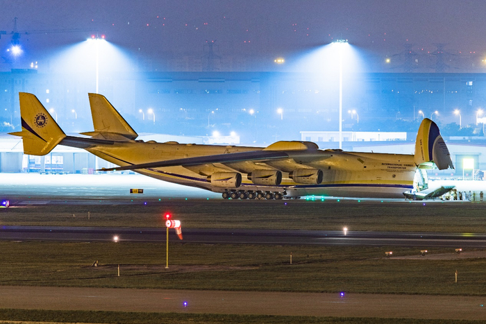 在天津机场进行装载作业的安225（图：地生硕鼠黑水畔）