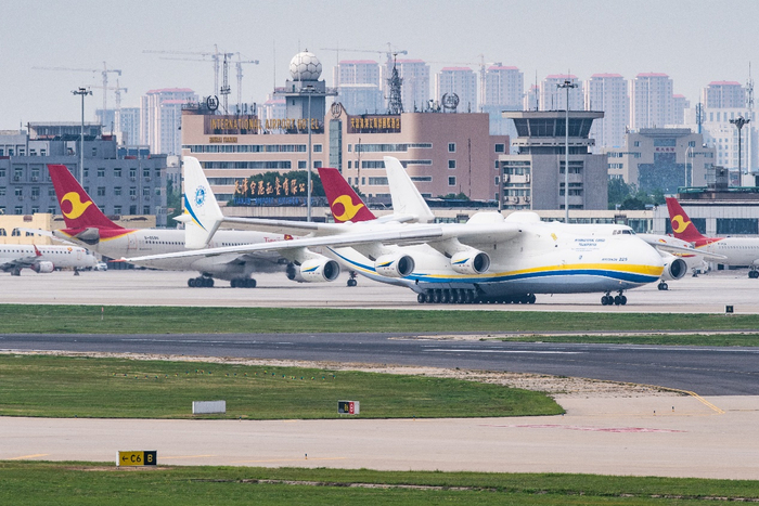 在天津机场准备运输防疫用品的安225（图：地生硕鼠黑水畔）