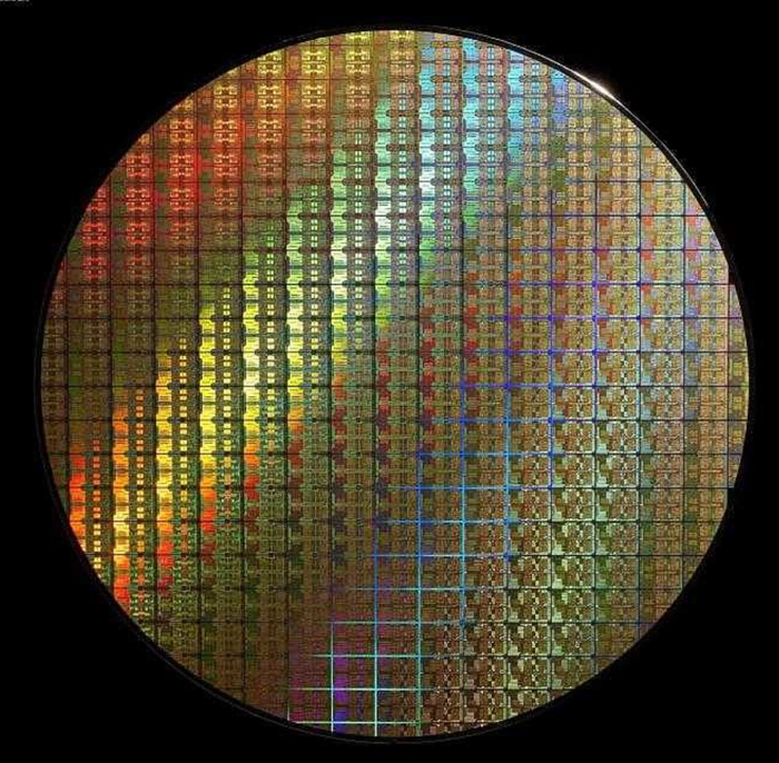 刻好的晶圆，图片来源：网络