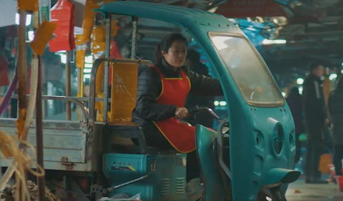 李园园在市场运海鲜