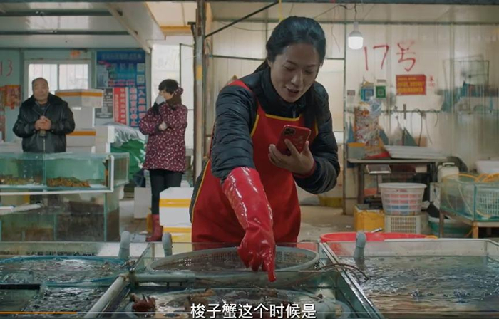 李园园在拍视频介绍海鲜