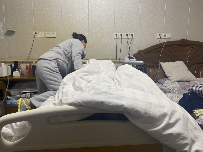 她总有很多问题可以问他，要和他商量。