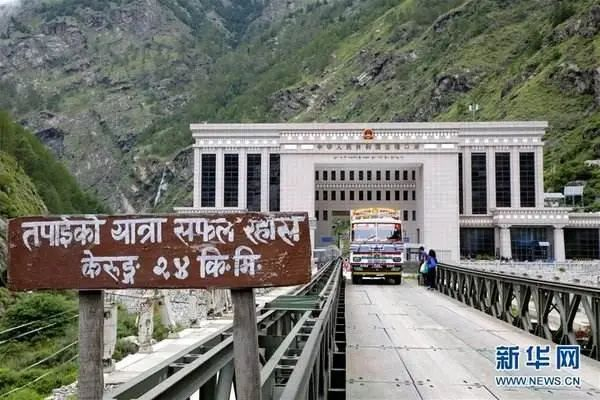 尼泊尔货车通过中尼边境的基隆口岸（新华网资料图）