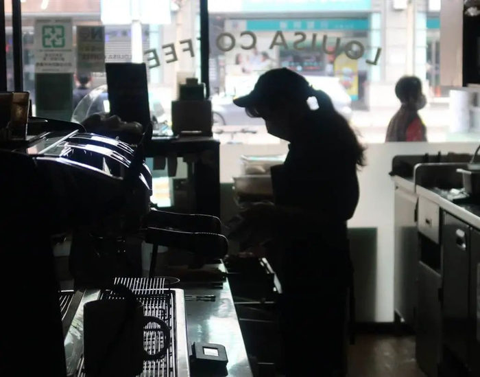 商店摸黑营业  图源：台媒