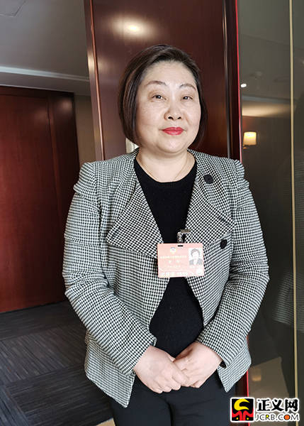 　　全国政协委员、上海外国语大学法学院副教授、上海市妇联兼职副主席黄绮