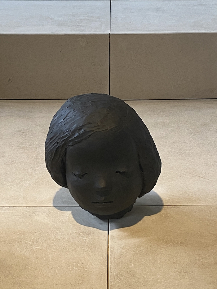 展览现场《在思考的姐姐》2012年 青铜着黑铜色 艺术家收藏