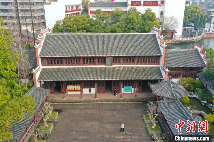 南昌杏花楼砖木结构，人字顶，以烽火墙相隔的两层楼房，白墙黛瓦，花梁朱柱，挑檐翘角，漏窗花墙。　刘占昆 摄