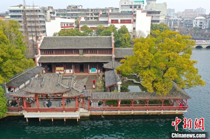 杏花楼是一处楼台与园圃组合的小型园林，楼阁为主楼和左右副楼组成，为明制别墅式建筑。　刘占昆 摄