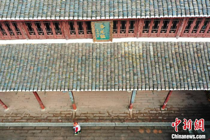 南昌杏花楼砖木结构，白墙黛瓦，花梁朱柱，挑檐翘角，漏窗花墙，形成江南风格的楼阁。　刘占昆 摄