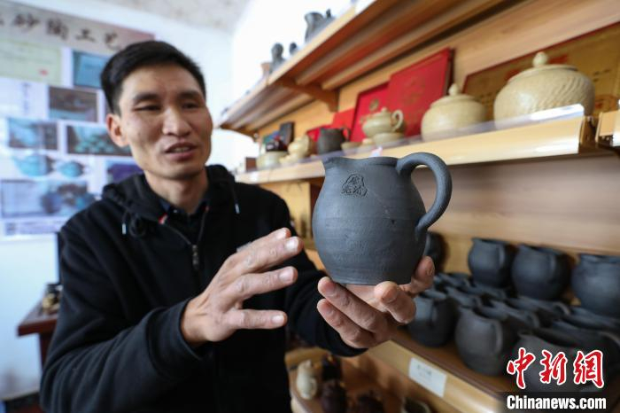 3月4日，廖亮清在介绍“威宁砂陶”烤茶罐。　瞿宏伦 摄