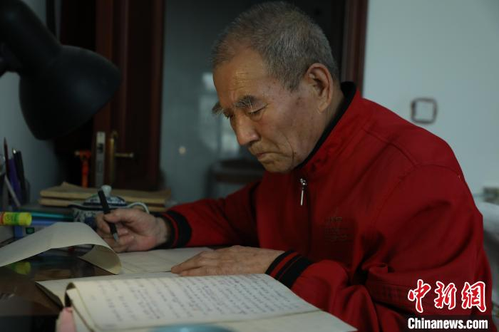 郭华老人寻访千年古村文明遗迹，书写乡村史话。　向上 摄