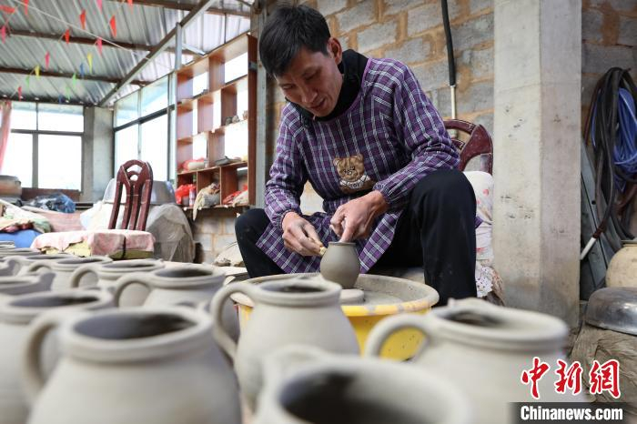 3月4日，廖亮清在制作“威宁砂陶”器具。　瞿宏伦 摄