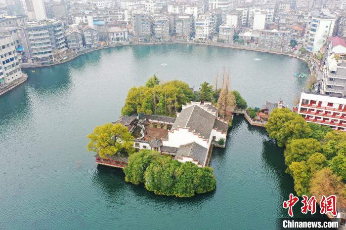 航拍位于江西省南昌市东湖区南湖湖畔的杏花楼，三面环水，景色宜人。　刘占昆 摄