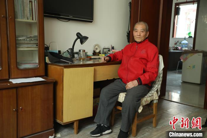 郭华老人在家中。　向上 摄