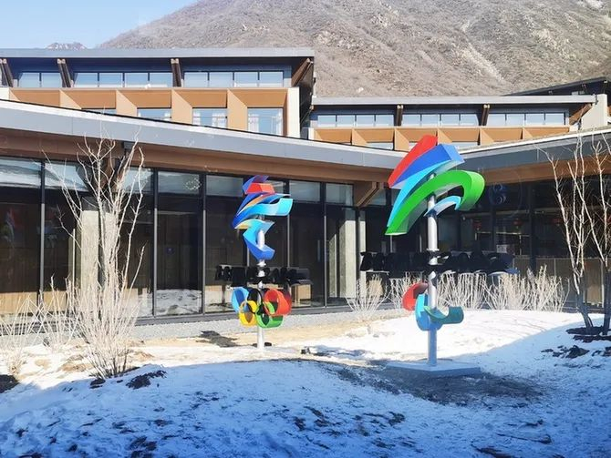 2022年2月25日，北京冬残奥村，奥运五环及残奥会标志。图/IC photo