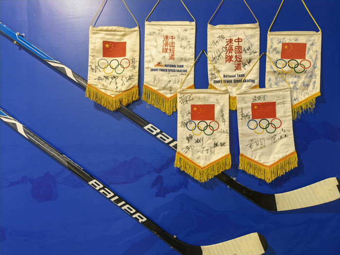 写有中国短道速滑名将杨杨等人的旗子。图/新京报记者 杨菲菲