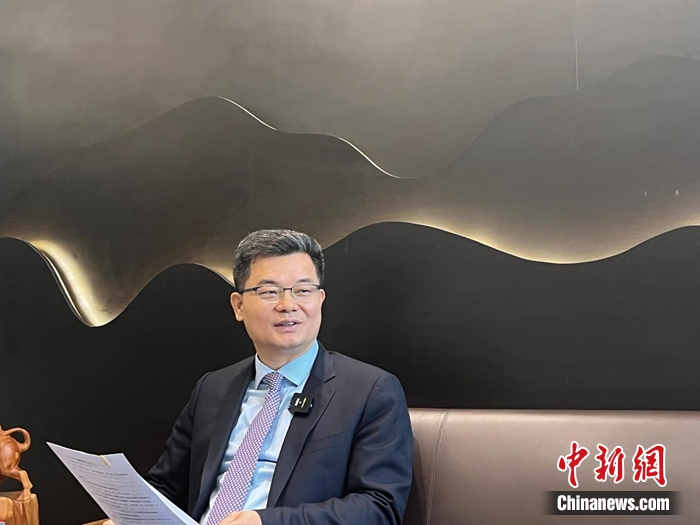 肖胜方向记者讲解他2022年准备的议案。谢陶然 摄