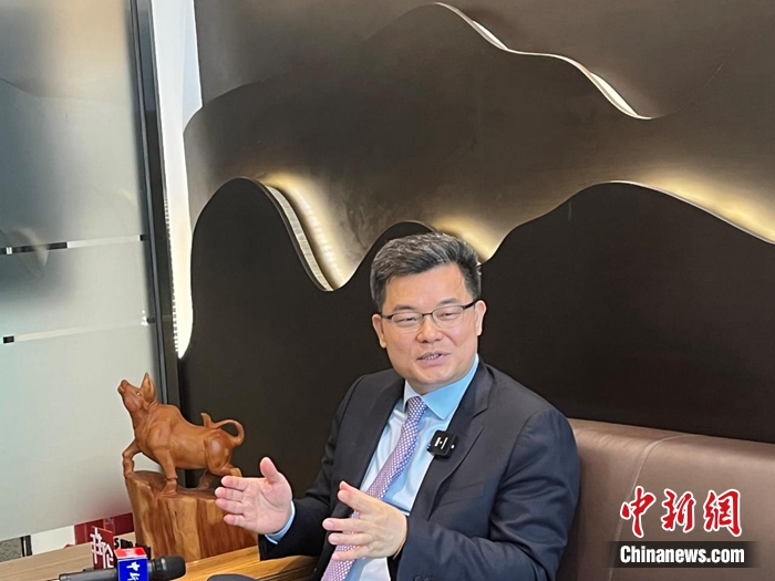 肖胜方接受中新网专访，向记者介绍他2022年的两会议案。谢陶然 摄