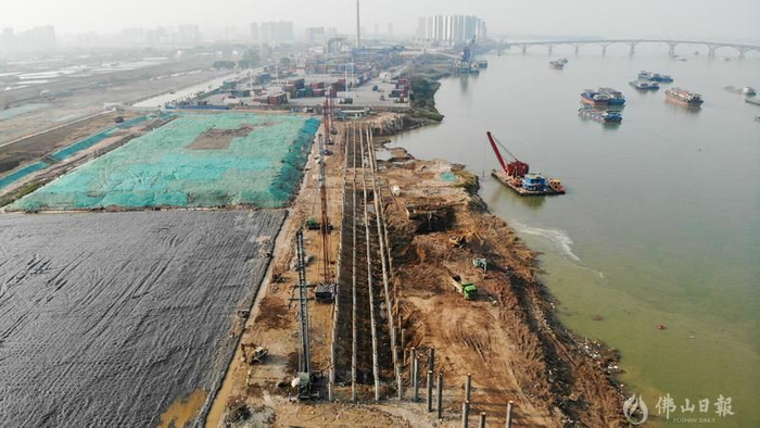 高荷港码头项目目前已完成总进度的30%，今年年底前将基本完成码头主体工程。佛山日报记者洪海摄