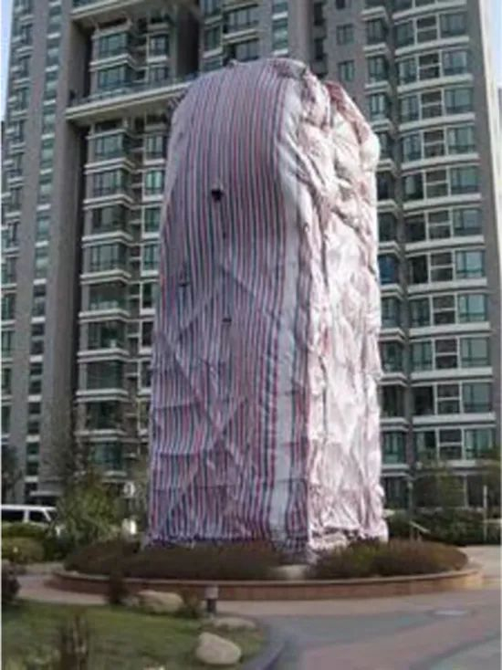 冬天，进口的大树要罩上巨幅的塑料布 （受访者供图）