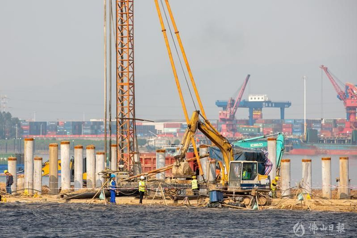 项目正在进行的施工内容主要有码头前沿港池疏浚、护岸建设、后方陆域形成与软基处理。佛山日报记者洪海摄