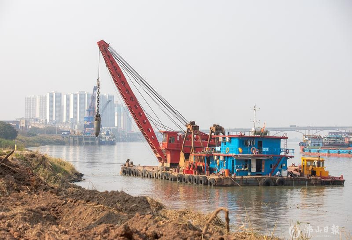 项目现场，抓斗船在进行码头前沿港池疏浚。佛山日报记者洪海摄