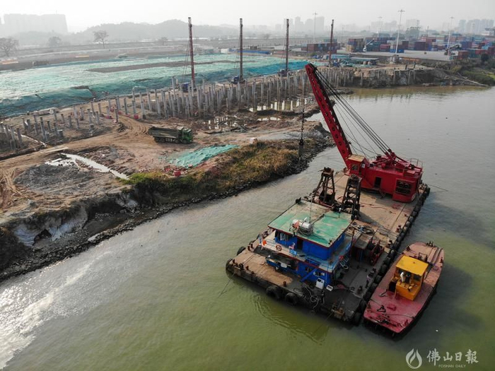 项目现场，抓斗船在进行码头前沿港池疏浚。佛山日报记者洪海摄