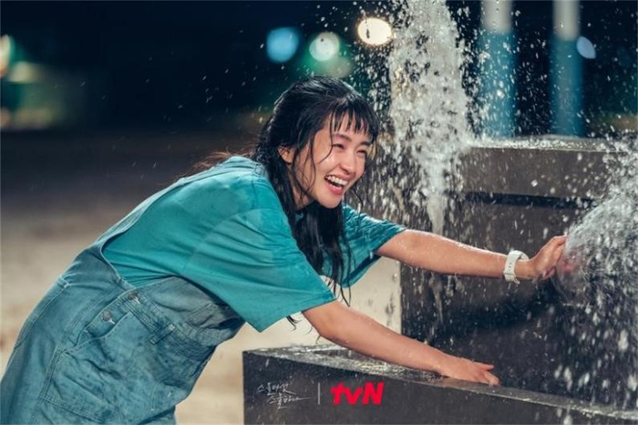 罗希度（金泰梨 饰）