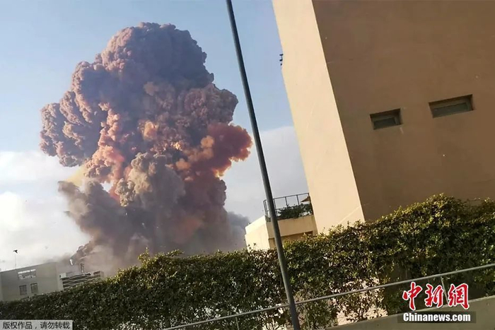 网传“乌克兰”发生巨大爆炸，蘑菇云和浓烟升起。 