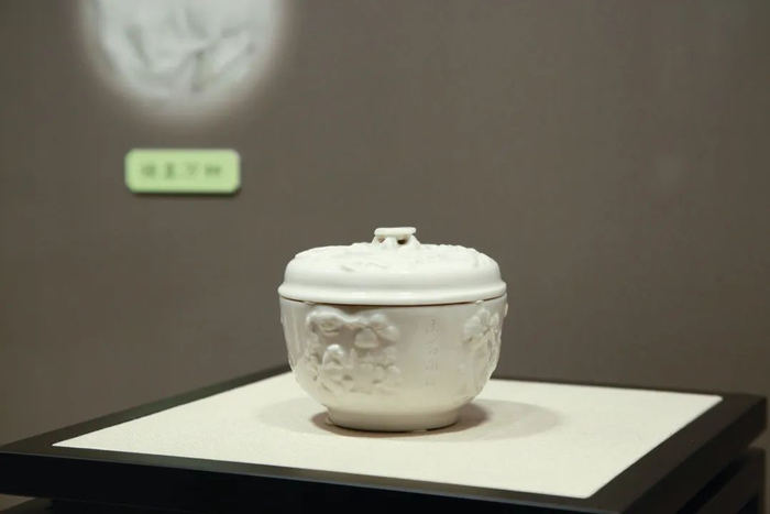 德化窑白釉堆塑瓷盖盅  清乾隆