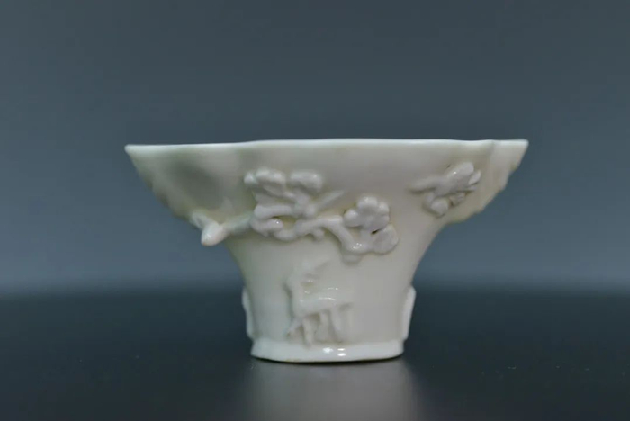 德化窑白釉贴花瓷树头杯  清代