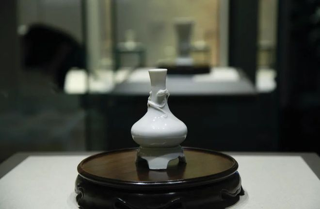 德化窑白釉瓷连座荸荠瓶