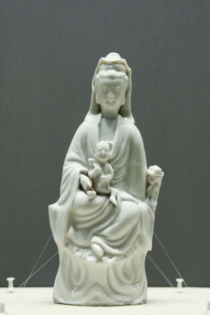 德化窑白釉瓷送子观音像 明代