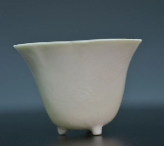 德化窑白釉花瓣口划仙鹤纹三足杯