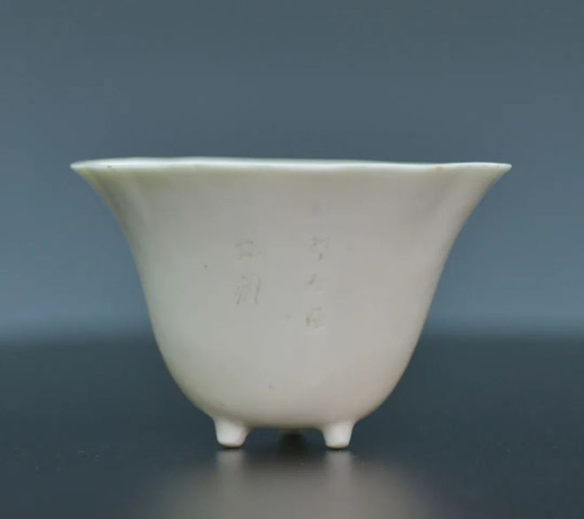 德化窑白釉花瓣口划仙鹤纹三足杯